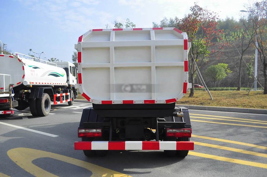 國(guó)五東風(fēng)嘉運(yùn)自裝卸式垃圾車(chē)