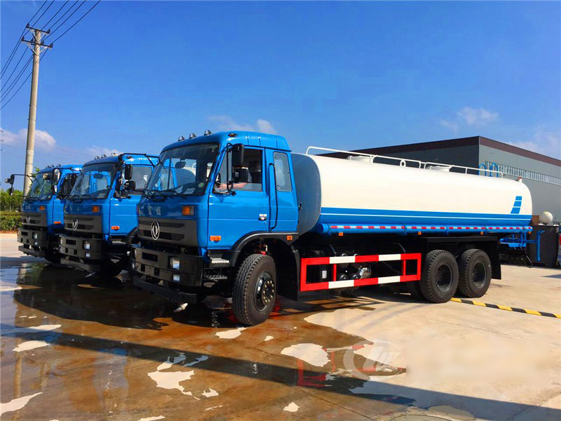 云南客戶批量訂購的東風后雙橋灑水車首次發(fā)車3臺